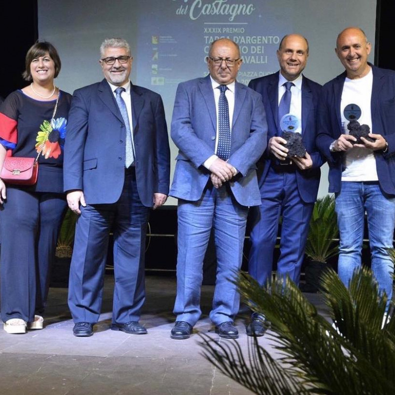 Al centro il sindaco Giuseppe Nicotra con i premiati membri della giunta e il direttore e presentatore Maurizio Caruso