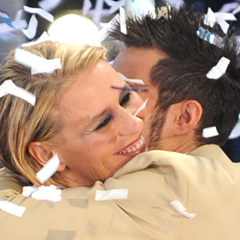 Maria De Filippi e Marco Carta si abbracciano sul palco di Sanremo nel 2009