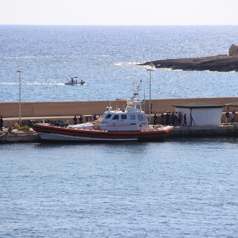 La motovedetta della Guardia Costiera fa sbarcare i 31 migranti della Mare Jonio