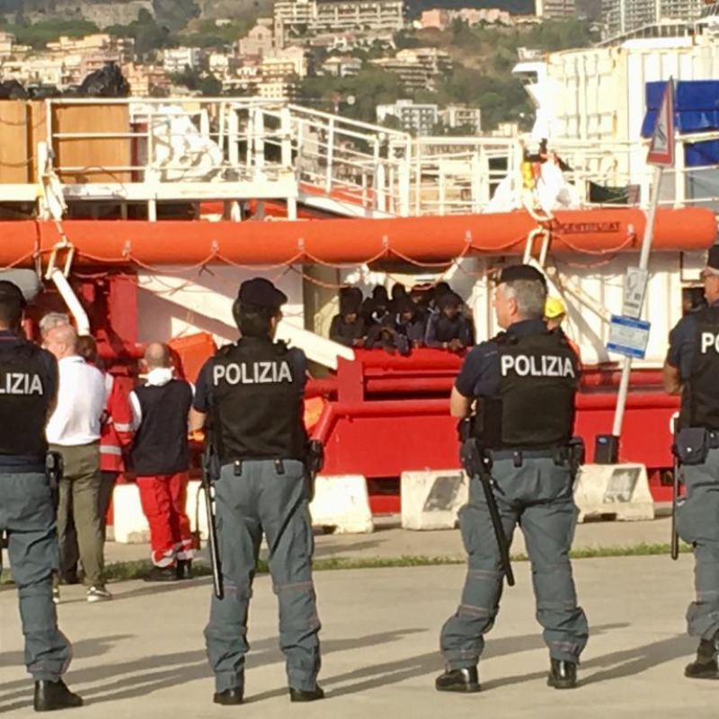 Una foto dello sbarco di Ocean Viking a Messina