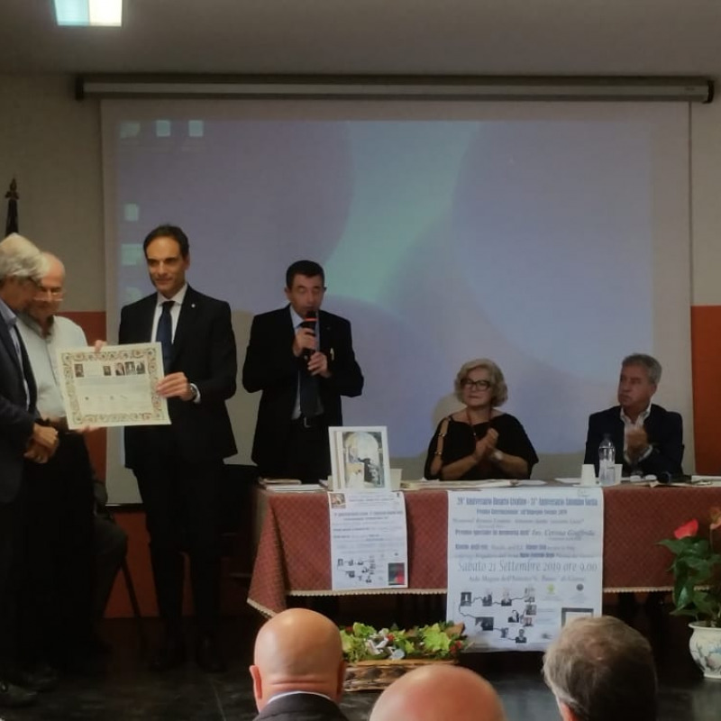 Premio speciale alla memoria "Cettina Giuffrida", ritira il fratello, premia Don Agostino Russo