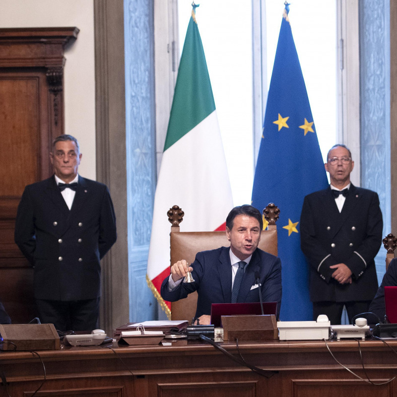 Il presidente del Consiglio dei ministri, Giuseppe Conte, tra il sottosegretario Riccardo Fraccaro ed il ministro degli Esteri Luigi Di Maio