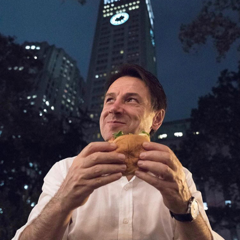 La foto pubblicata da Conte su Instagram: un hamburger nel cuore di New York