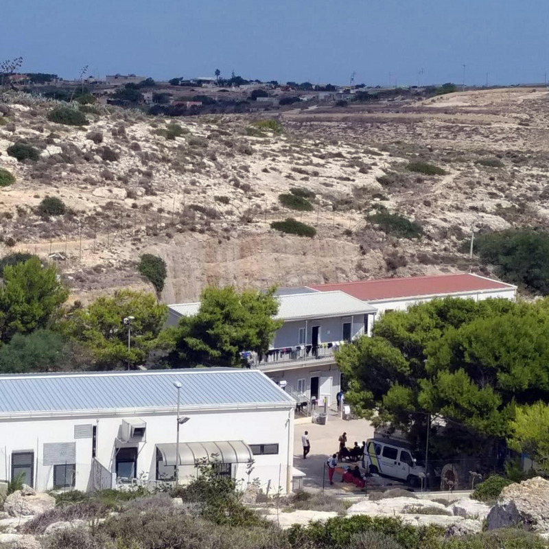 Una veduta dell'hotspot di Lampedusa