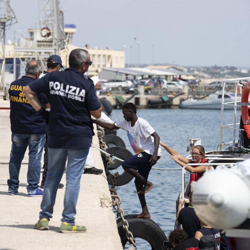 Lo sbarco dei migranti della nave Eleonore