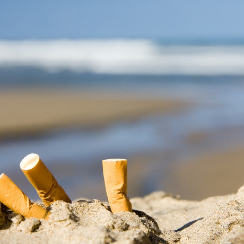 Sigarette su una spiaggia