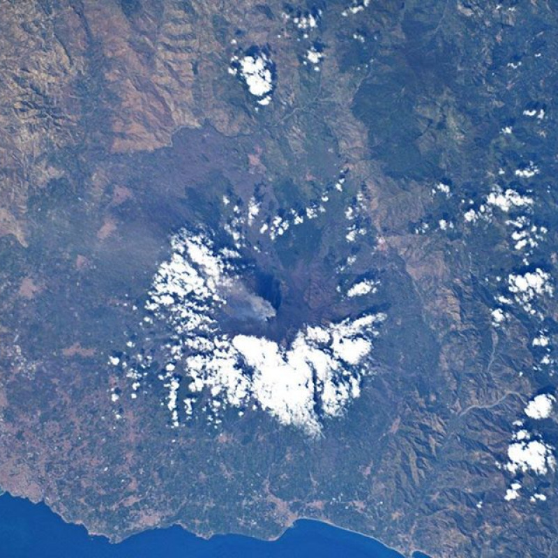 L'Etna coperto di neve (fonte: Luca Parmitano, ESA, NASA, Twitter)