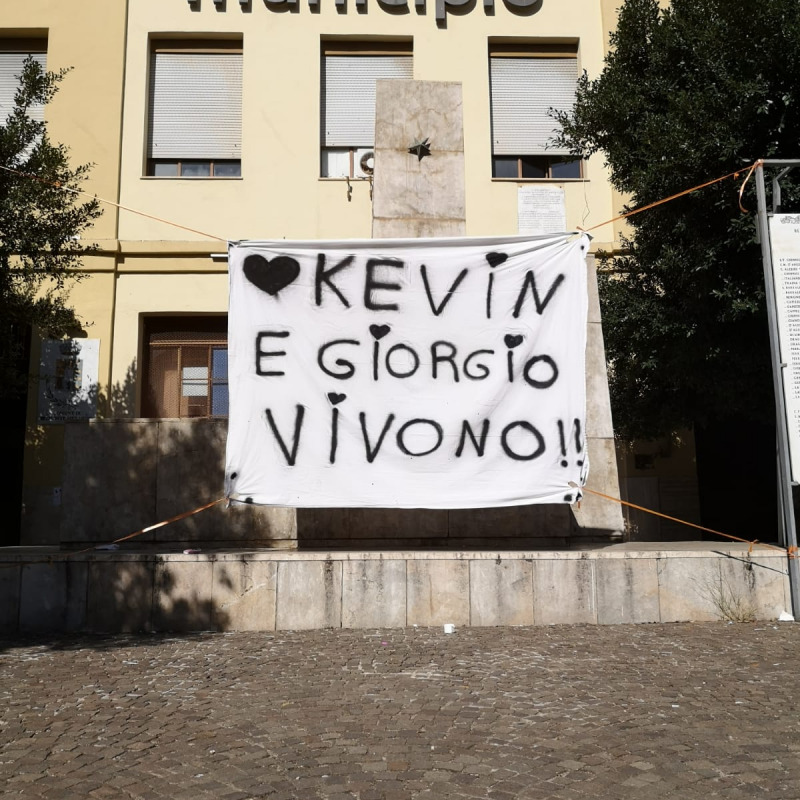 Uno striscione davanti al municipio di Belmonte Mezzagno
