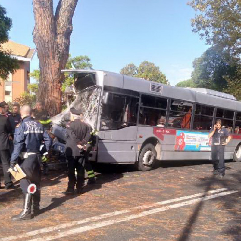 Autobus si è schiantato contro un albero a Roma