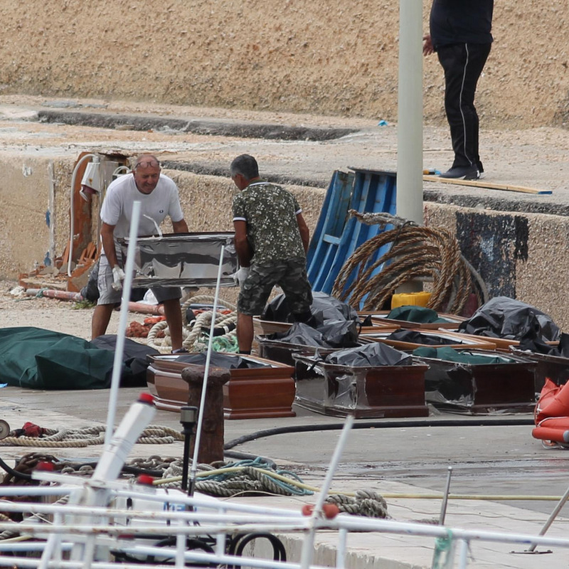 I cadaveri delle migranti sul molo a Lampedusa
