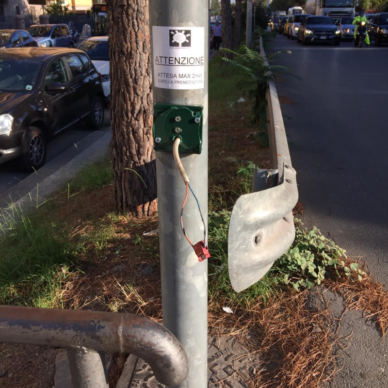 Il semaforo pedonale vandalizzato