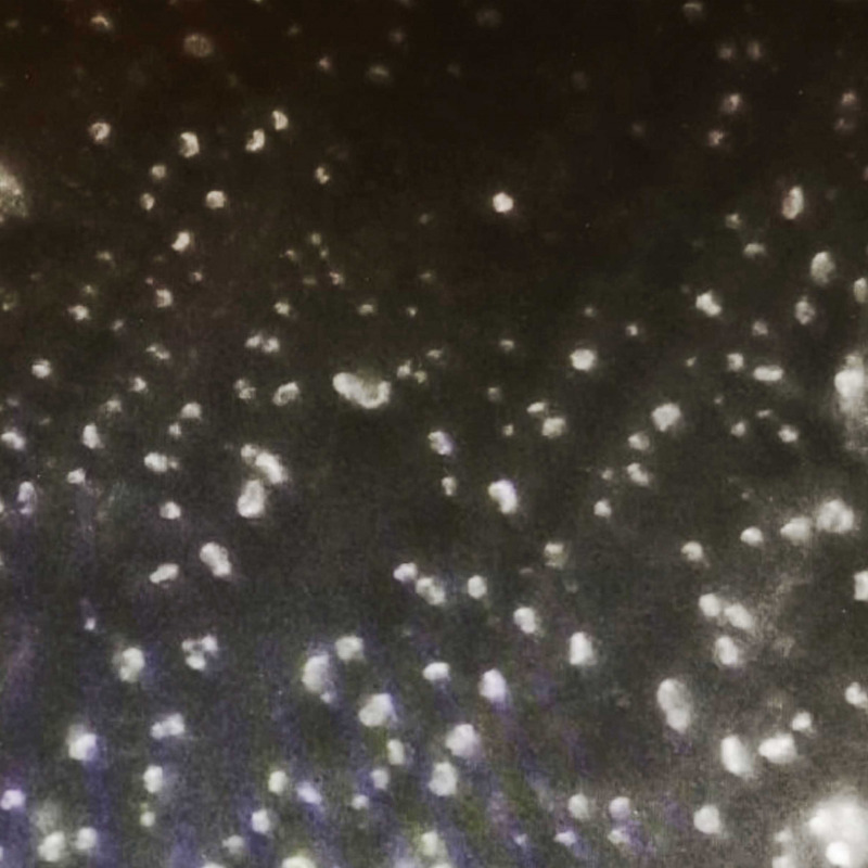 Immagine di microplastiche su fondo scuro ad alta definizione