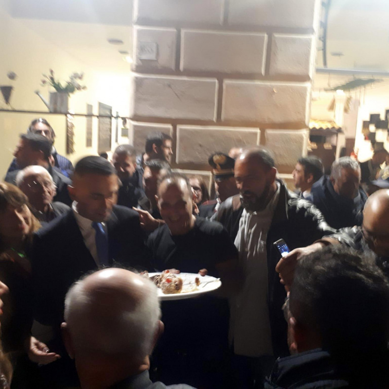 Foto con un vassoio di cannoli siciliani in mano per il ministro degli Esteri Luigi Di Maio