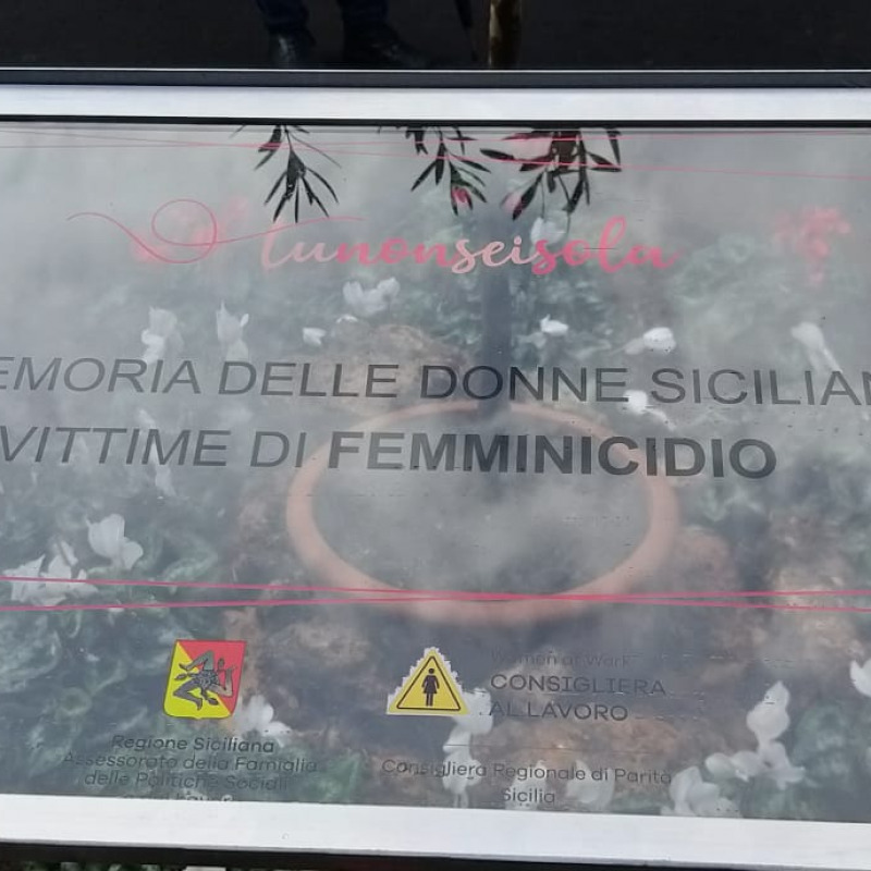 La targa dedicata alle siciliane vittime di femminicidi alla stazione di Palermo