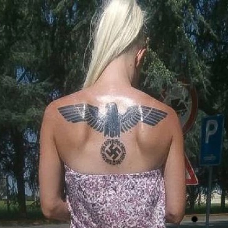 Francesca Rizzi con l'aquila del Reich tatuata sulla schiena
