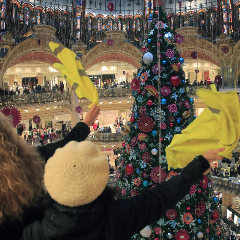 I gilet gialli invadono le Galeries Lafayette