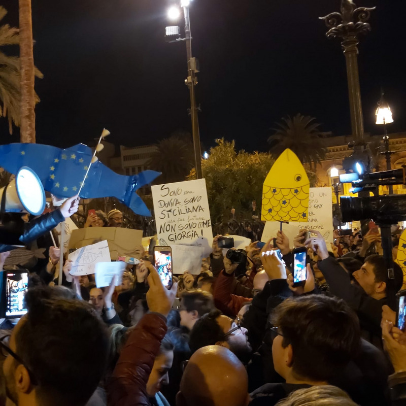 Il popolo delle "sardine" nel primo raduno a Palermo