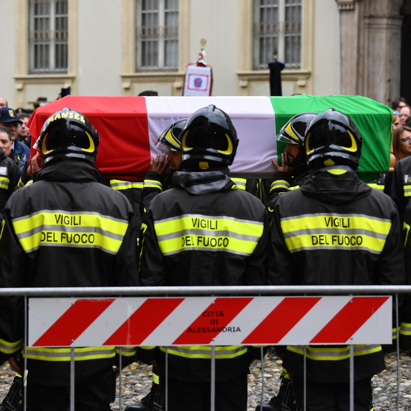 I feretri dei tre vigili del fuoco morti nell'esplosione di Quargnento, durante funerali