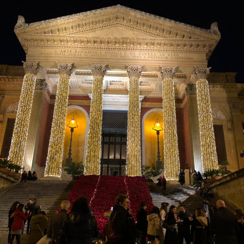 Il Teatro Massimo illuminato per le Feste natalizie