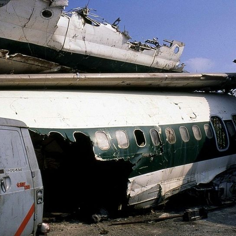 I resti dell'aereo precipitato a Punta Raisi il 23 dicembre del 1978