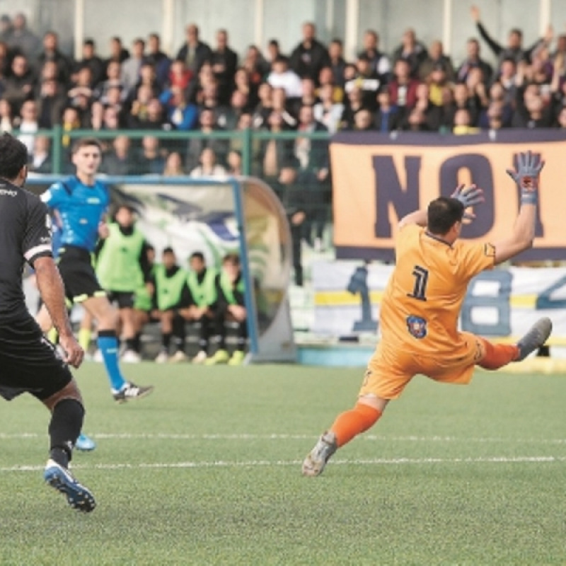 Il gol di Felici contro il Giugliano (Foto Tullio Puglia)