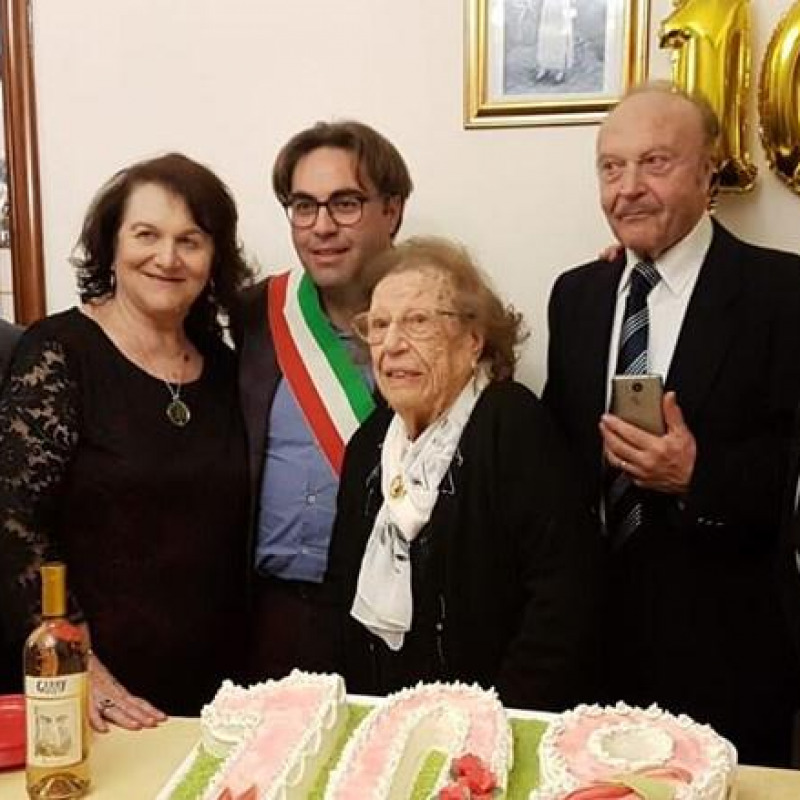 Giuseppe Comandè insieme ai familiari, oggi compie 109 anni