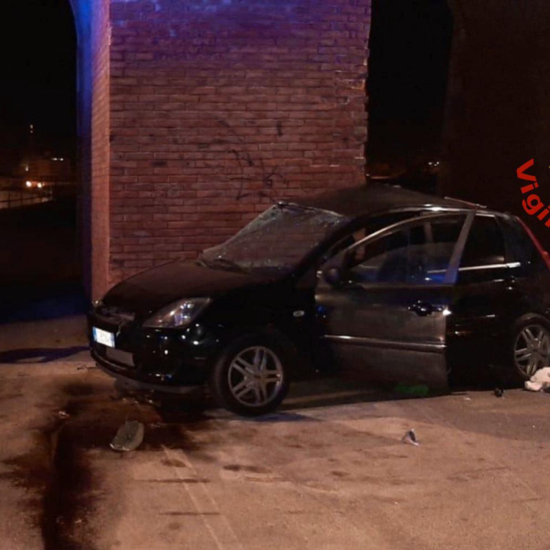 L'auto distrutta dopo l'incidente a Ortigia