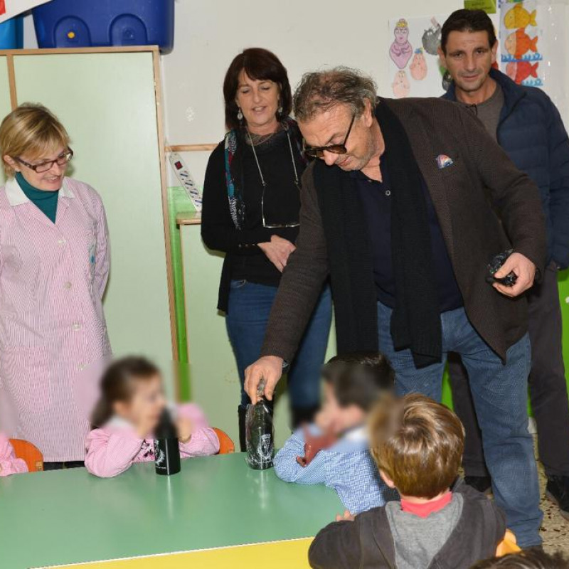 Il sindaco di Lampedusa Totò Martello consegna le eco-borracce in un asilo