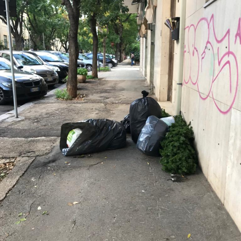 Sacchi pieni di plastica per strada tra via Di Giovanni e via Alfieri