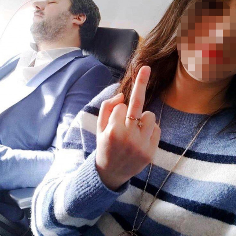 La foto del dito medio a Salvini che ha fatto il giro del web