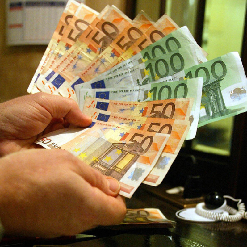 Un uomo tiene in mano alcune banconote di Euro