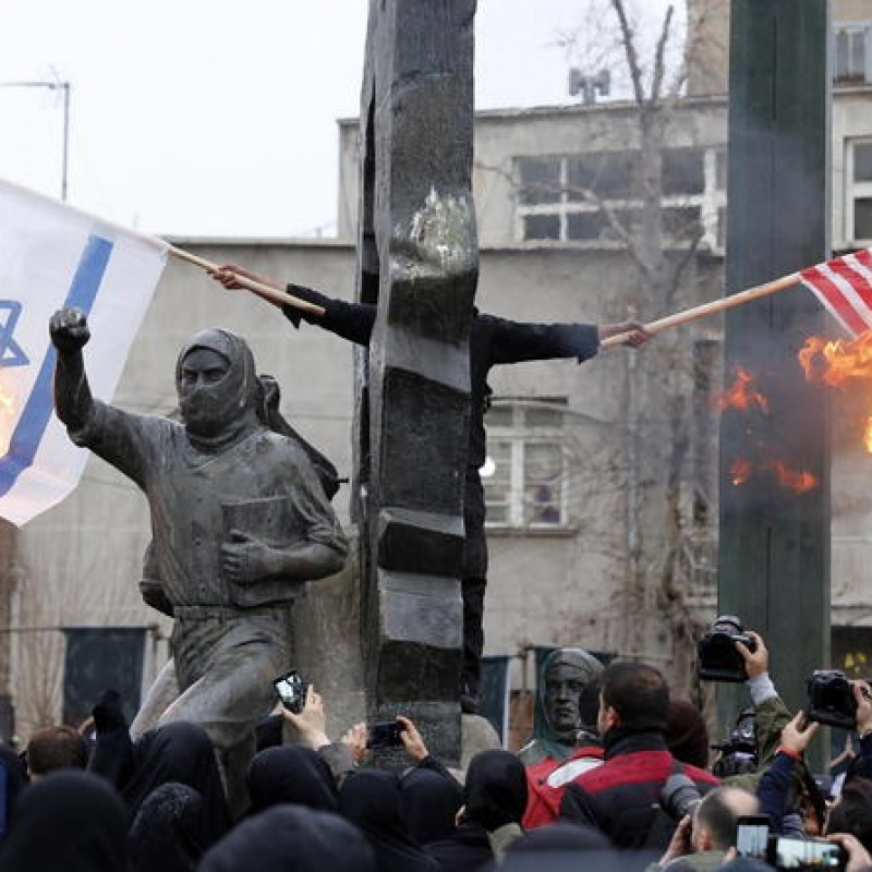 Bandiere bruciate dopo l'uccisione di Soleimani