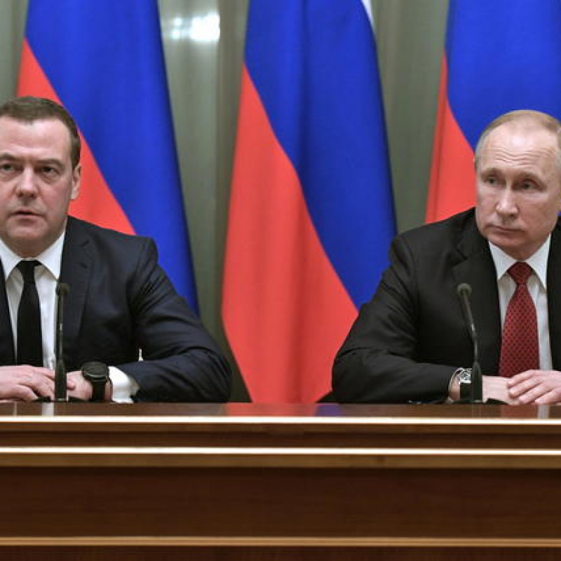 Da sinistra: Dmitri Medvedev e Vladimir Putin