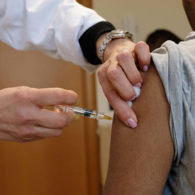 Meningite: a Capriolo gente in coda per il vaccino