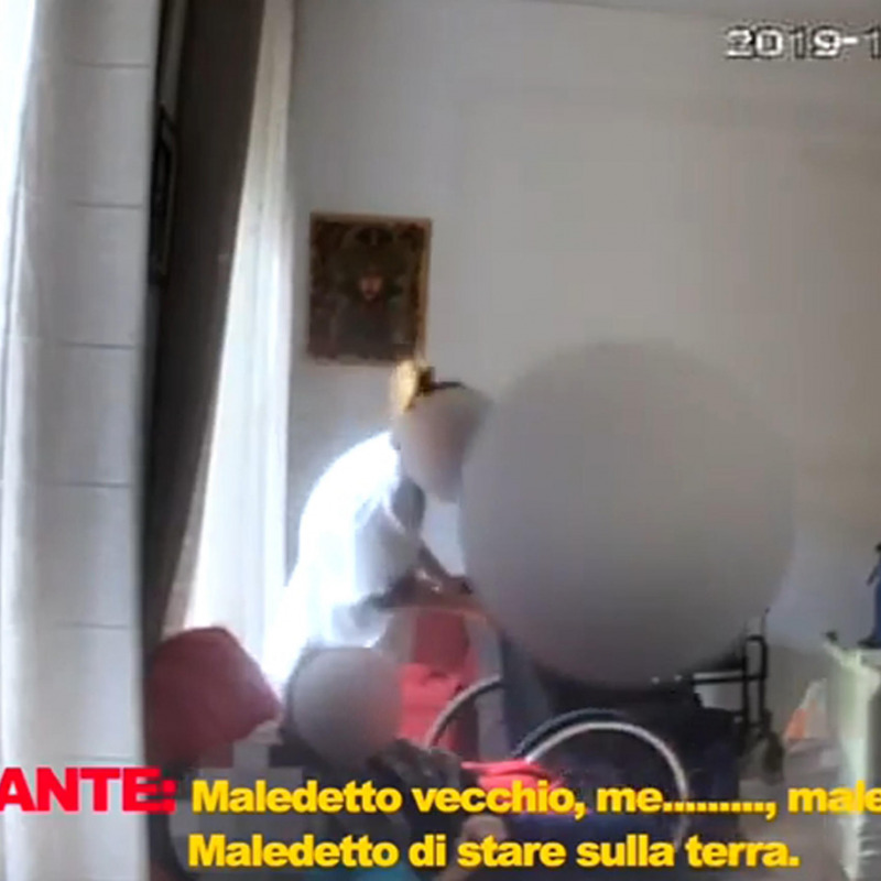 Un frame del video che incastra gli operatori della casa di riposo