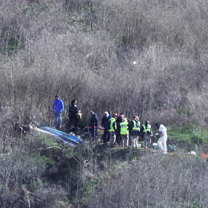 I resti dell'elicottero a bordo del quale c'erano Kobe Bryant e altre 8 persone tra cui la figlia Gianna