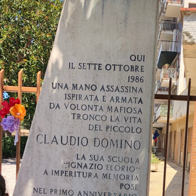 La stele dedicata a Claudio Domino, vittima innocente di mafia