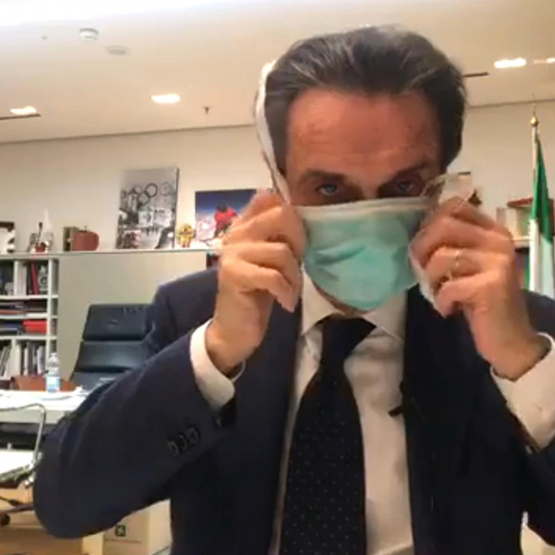 Il presidente della Regione Lombardia Attilio Fontana con la mascherina durante la diretta Facebook
