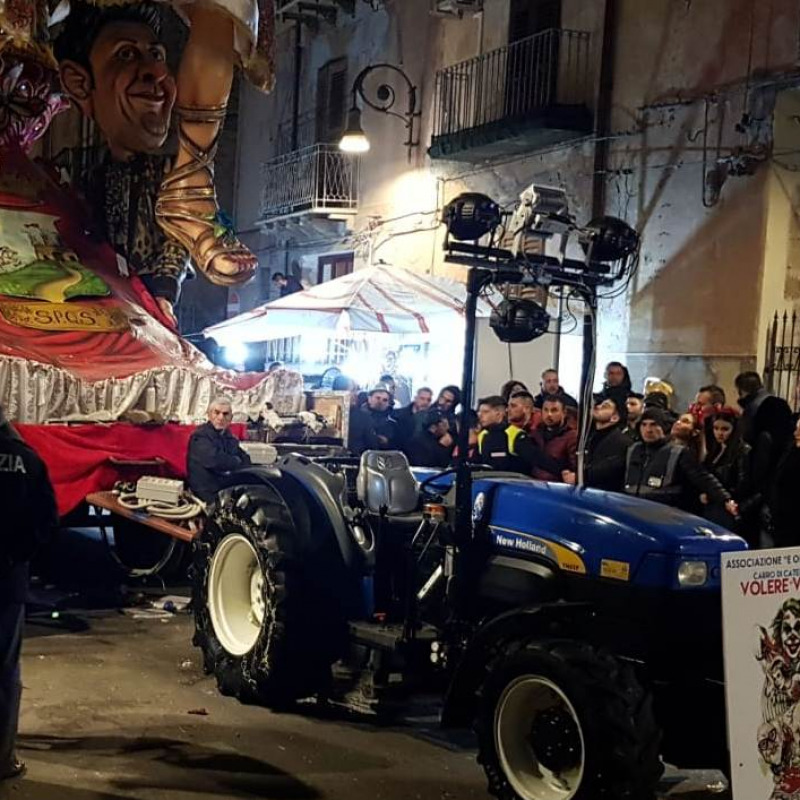 Il carro del Carnevale di Sciacca da cui è caduto il bimbo (Foto Grandangolo)