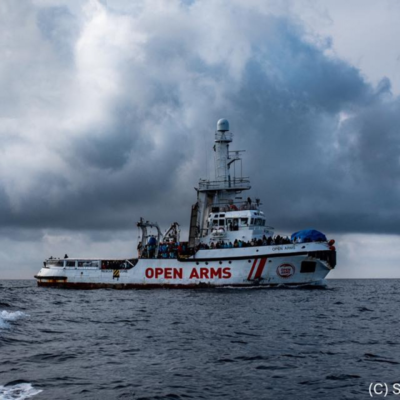 La guardia costiere soccorre i migranti che si sono tuffati dalla Open Arms