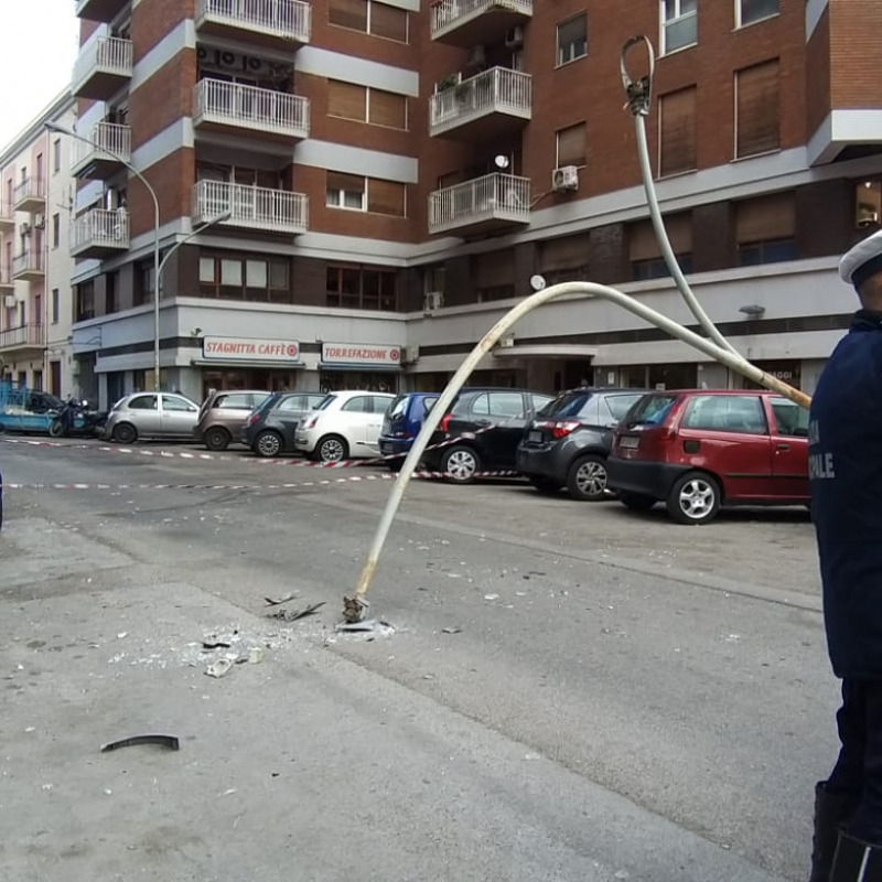 Palo caduto in via Crescenzio, a Palermo - Foto di Marcella Chirchio