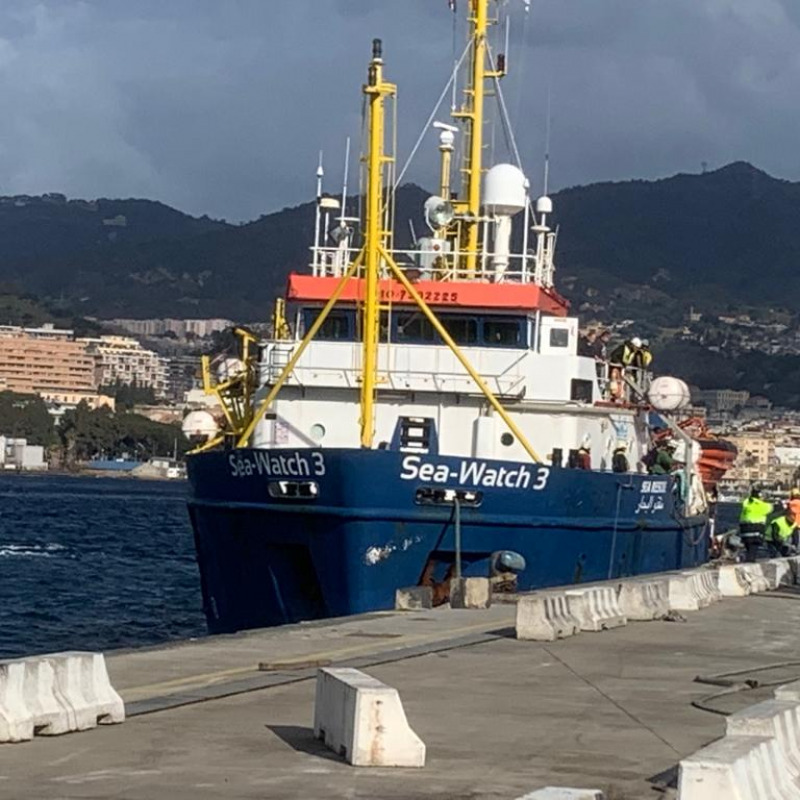 La Sea Watch approdata a Messina
