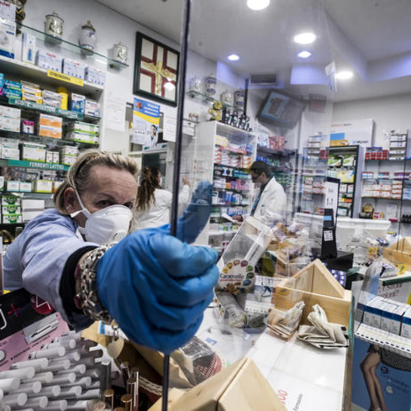 Una farmacia in Italia in piena emergenza coronavirus