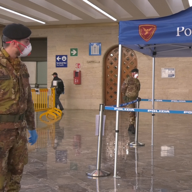 Militari dell'esercito alla stazione di Palermo