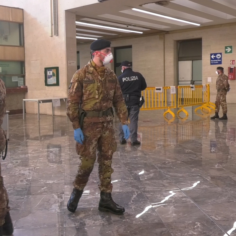 Militari dell'esercito alla stazione di Palermo