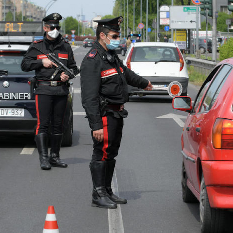 Carabinieri ed esercito controllano automobilisti e pedoni