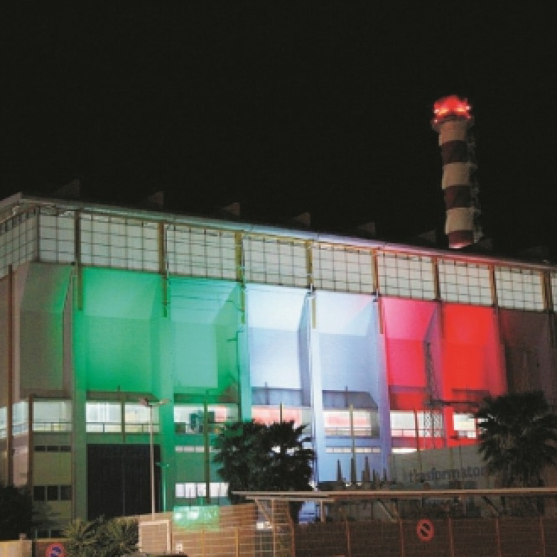 La Centrale Enel di Porto Empedocle illuminata col tricolore
