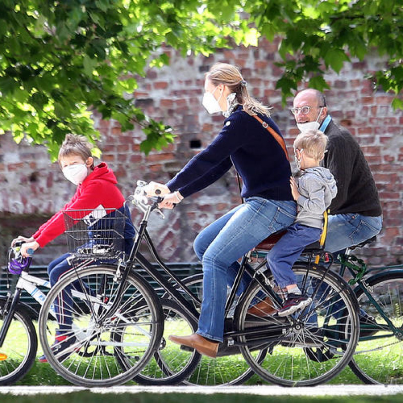 Una famiglia in bicicletta