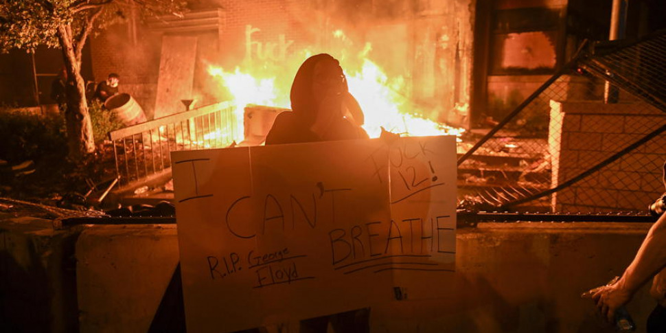 Ginocchio Sul Collo Di George Per 9 Minuti Dilaga La Protesta Negli