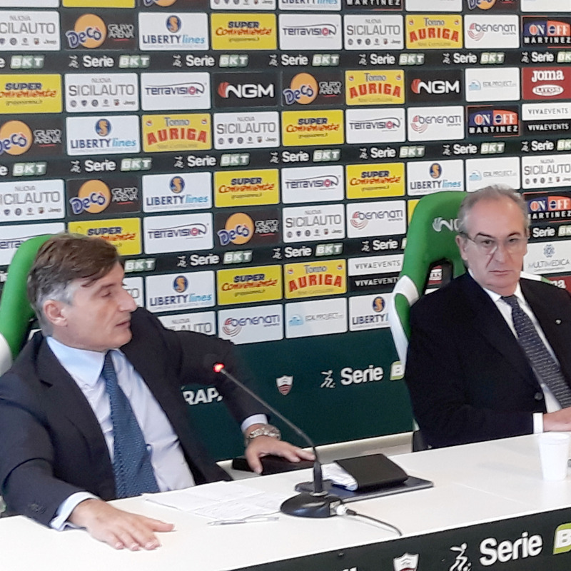 In foto: Fabio Petroni, rappresentante Alivision; Pino Pace, presidente Trapani calcio